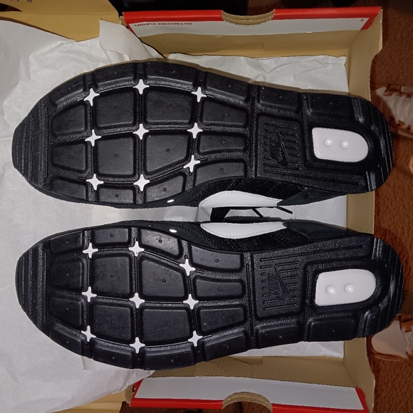 NDS Nike Venture Runner | Black - Picture 2 of 5